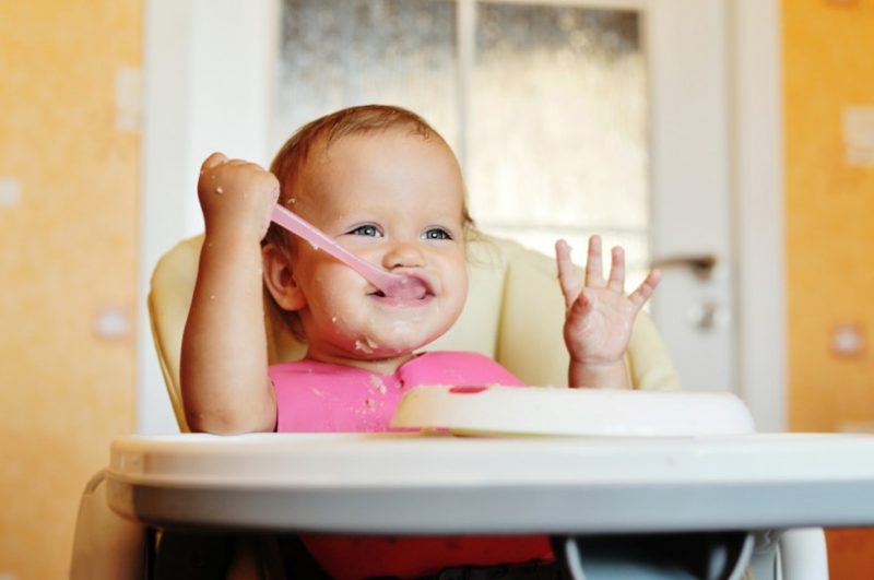 Como conseguir que tu bebe se quede sentado en su trona a la hora de comer